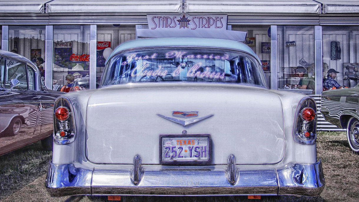 Kresba staréh amerického automobilu před dinerem