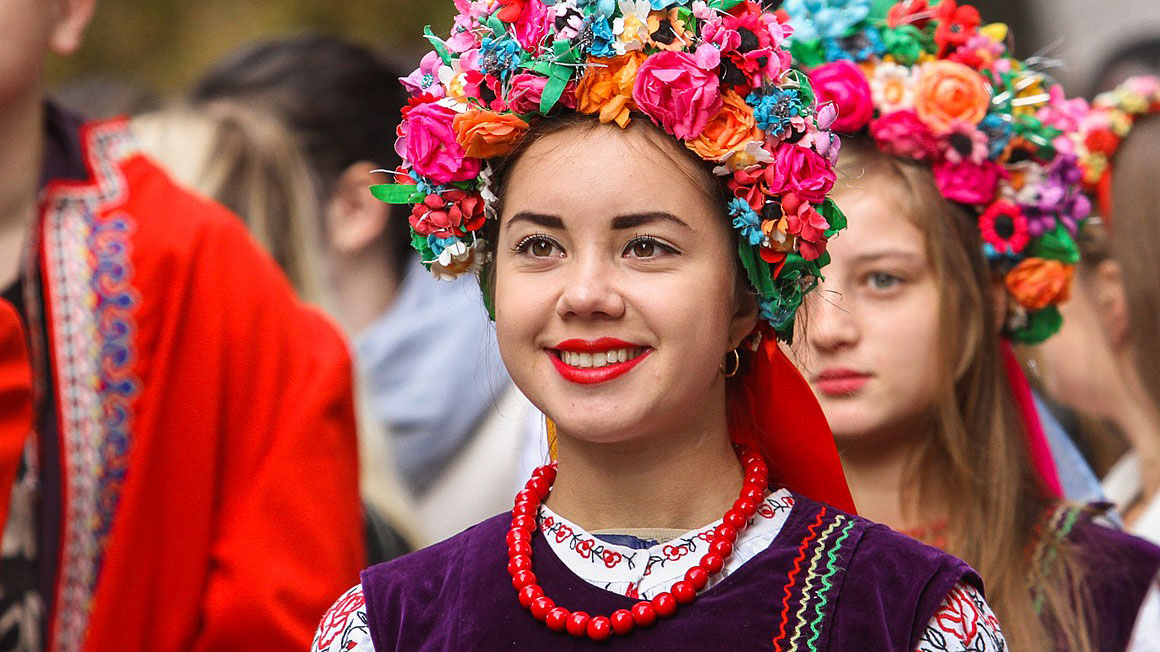 Mladá dívka v ukrajinském národním kroji