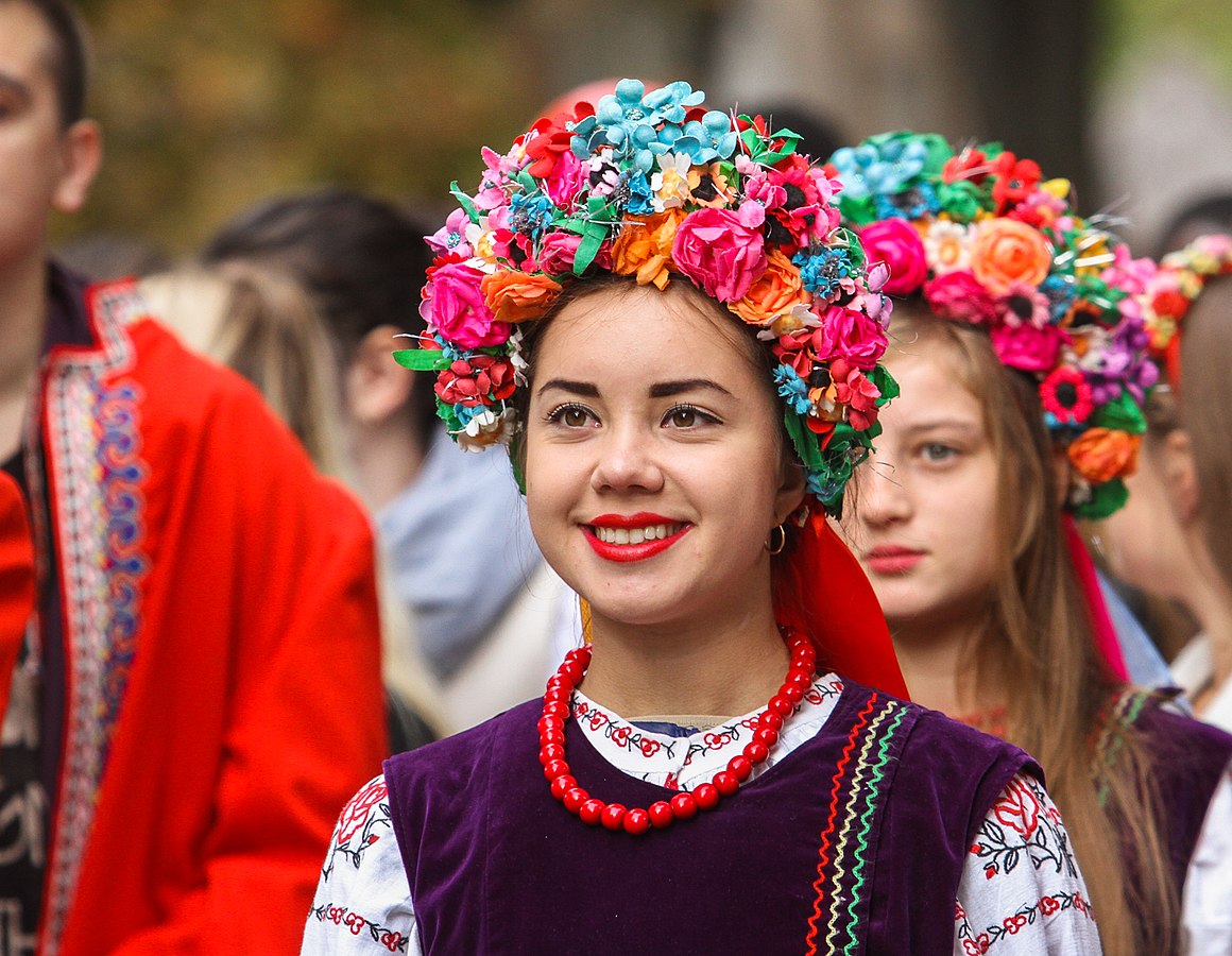 Mladá dívka v ukrajinském národním kroji